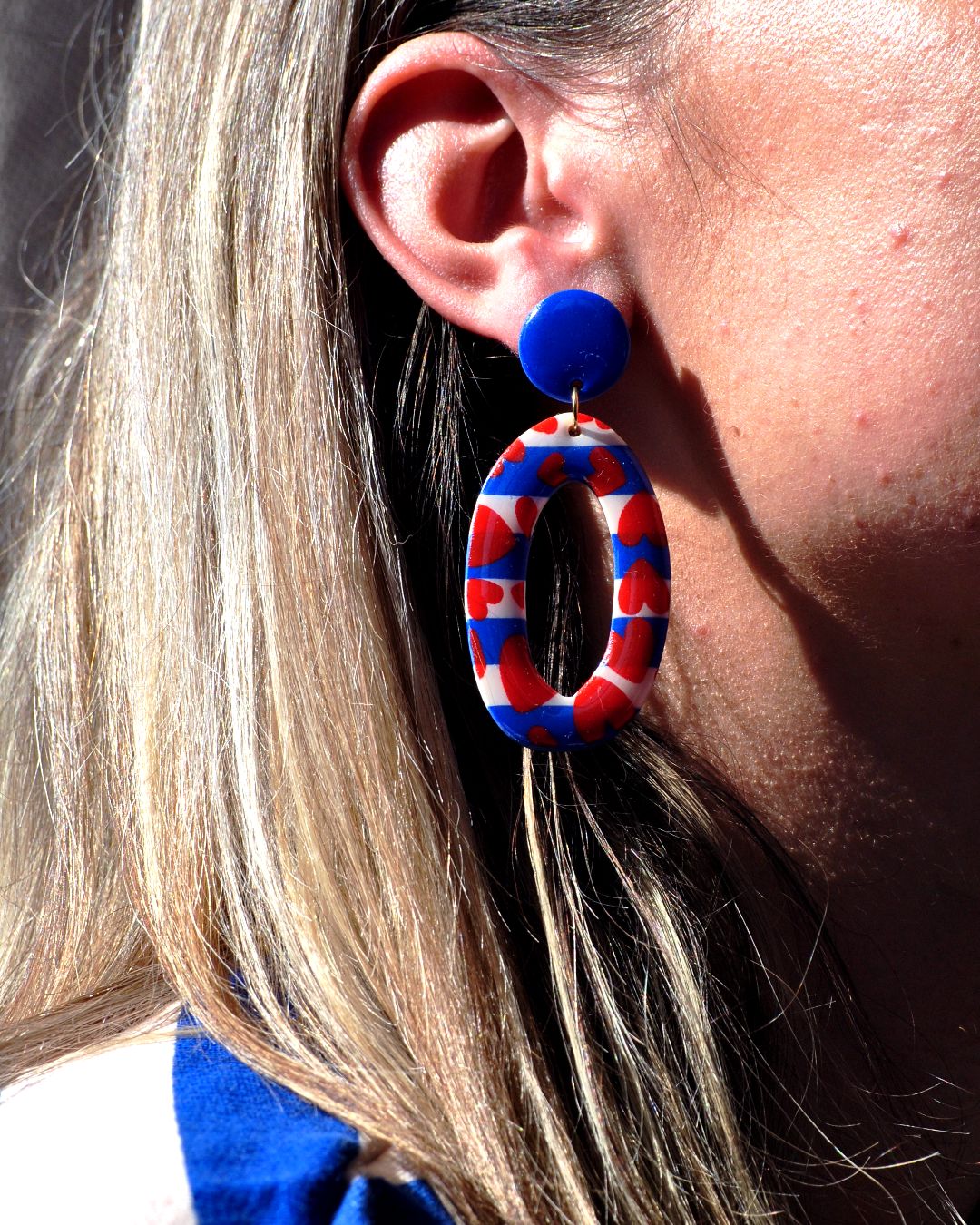 Boucle d'oreilles portée.