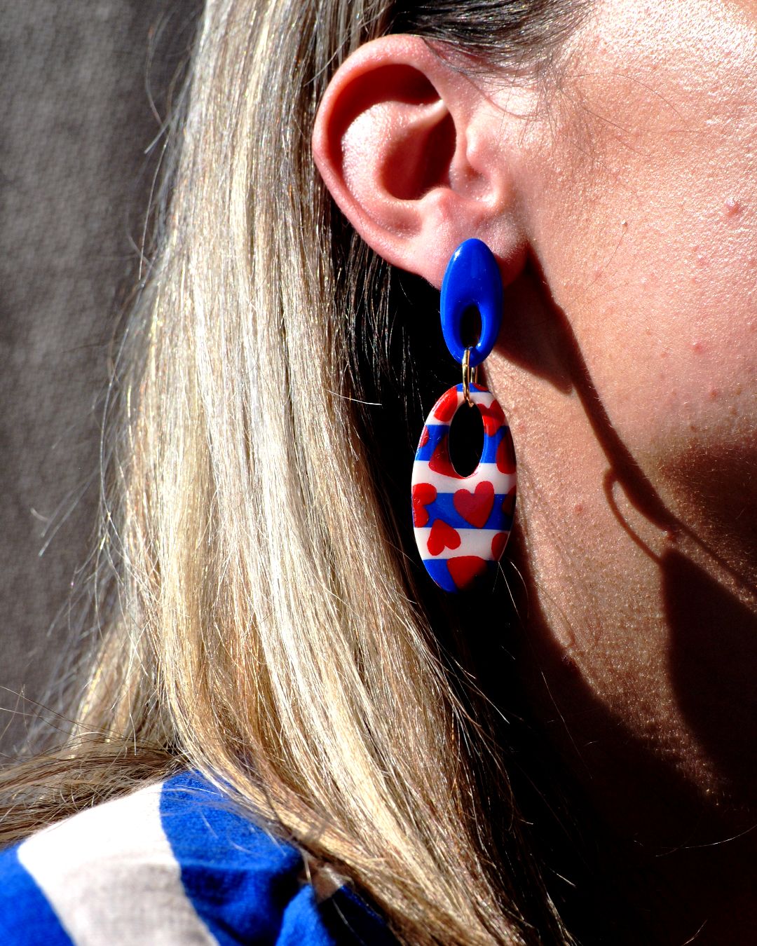 Boucle d'oreilles portée.