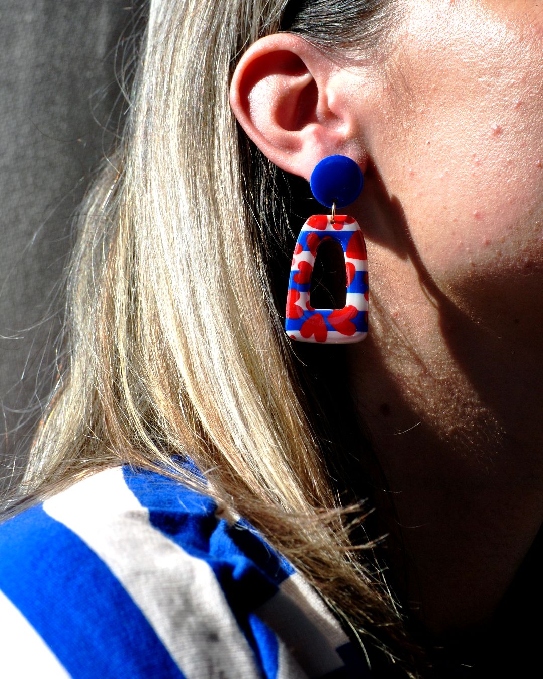 Boucle d'oreilles portée.